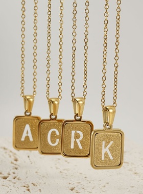 夏季欧美钛钢镂空26英文字母吊坠18K不锈钢金砂字母锁骨链项链女