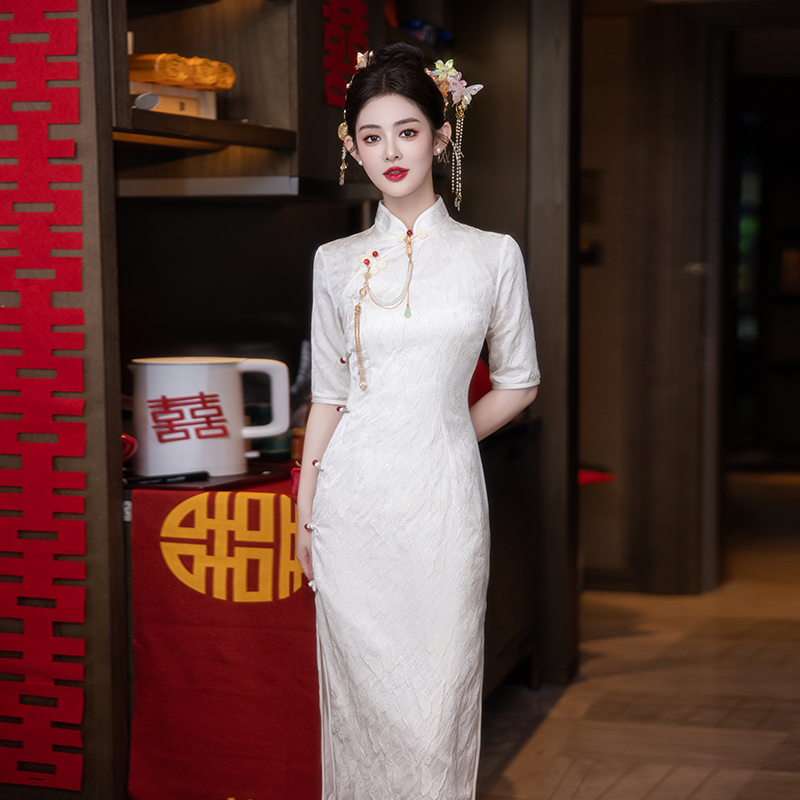 白色年轻款国风订婚礼服领证旗袍