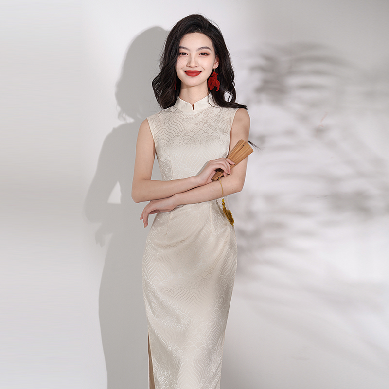 新中式改良白色无袖订婚领证旗袍