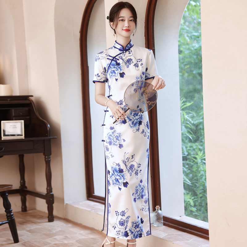 青花瓷长旗袍2024年少女日常走秀