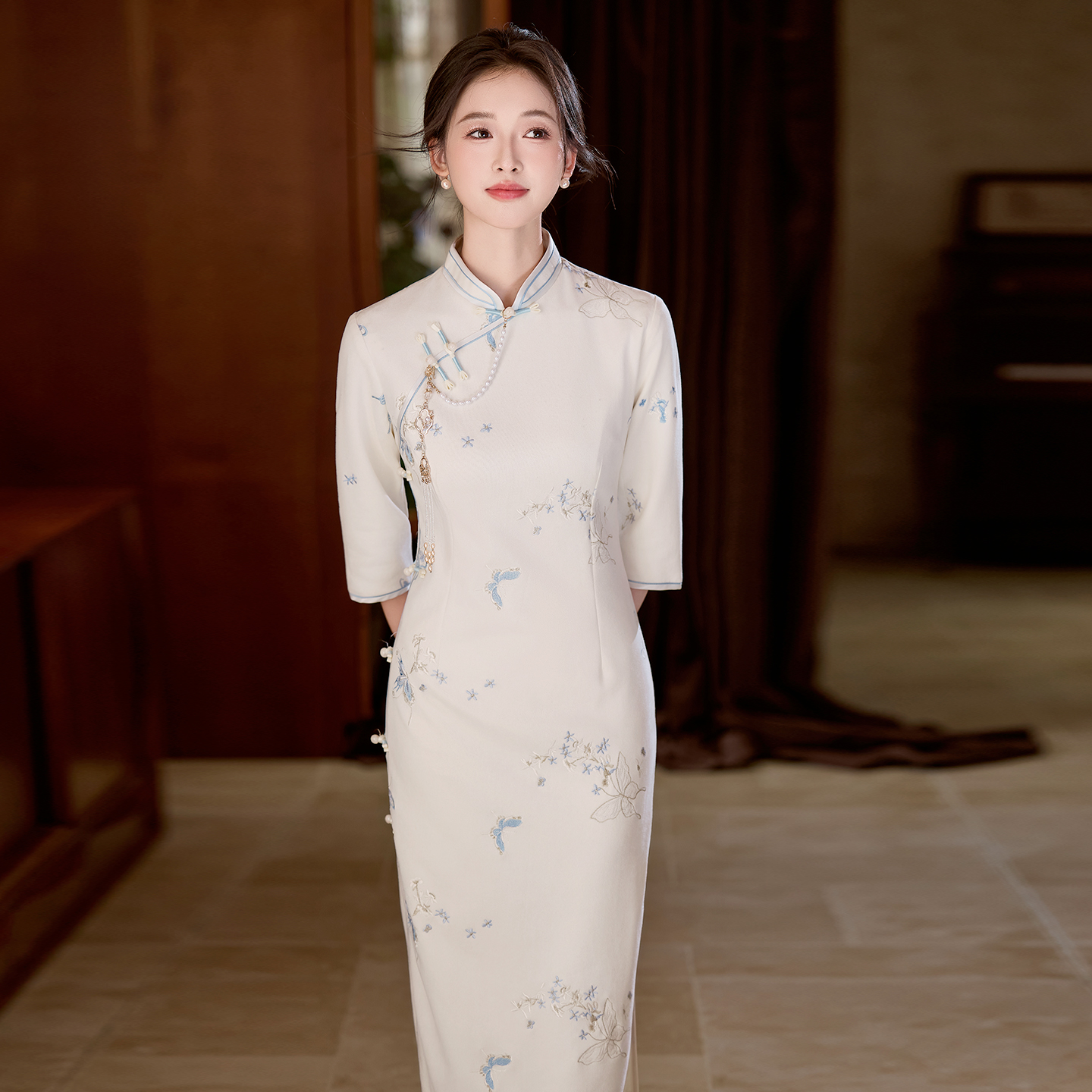 白色复古国风新中式刺绣旗袍显瘦