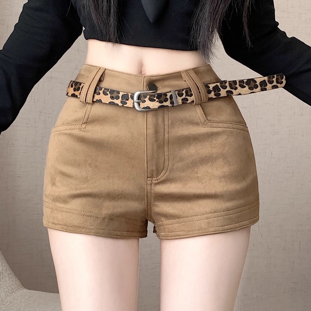 卡其色复古简约休闲短裤女秋冬2025新款麂皮绒辣妹百搭包臀热裤子