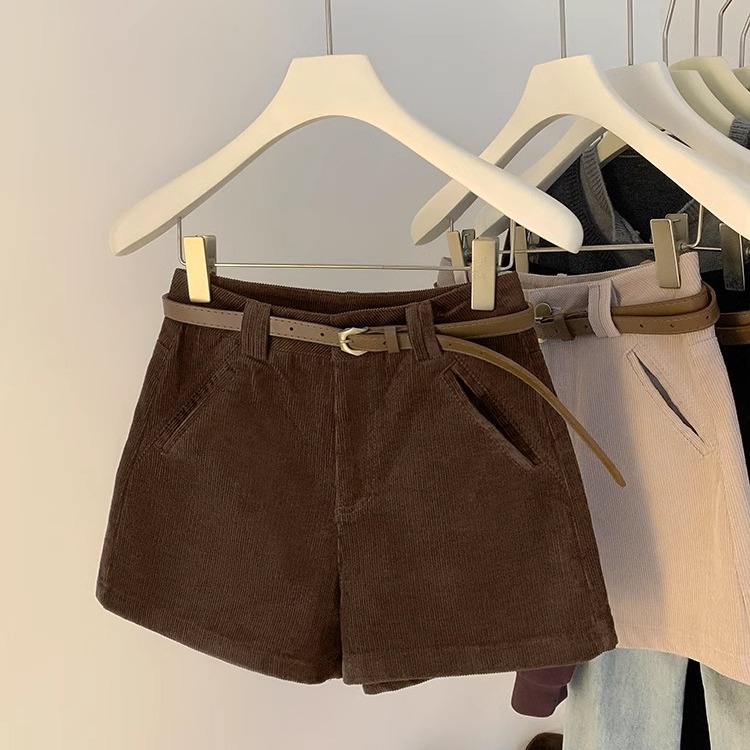 咖啡色灯芯绒短裤女秋冬2025新款高腰百搭辣妹通勤显瘦休闲热裤子