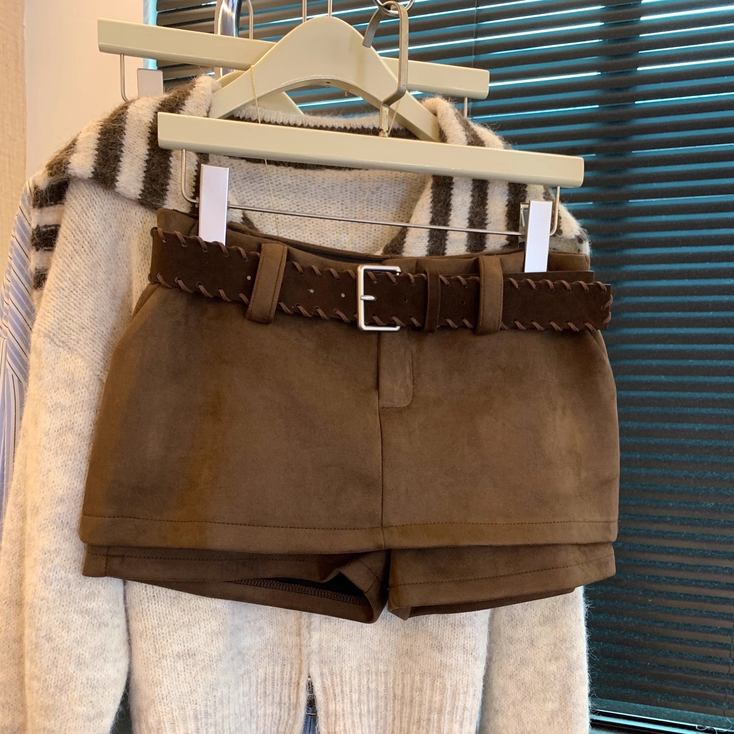 美拉德麂皮绒直筒短裤女秋冬2025新款高腰百搭辣妹a字包臀裙裤