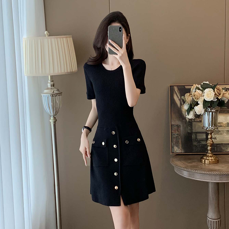 高级感黑色短袖针织连衣裙