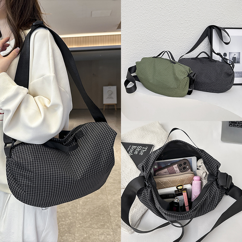 尼龙布格子图案慵懒松弛感斜挎包