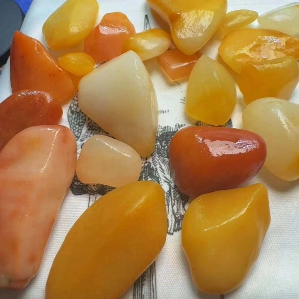 新疆戈壁玉金丝玉原石，纯天然蜜蜡黄色鸡油黄玉石，带皮原石。