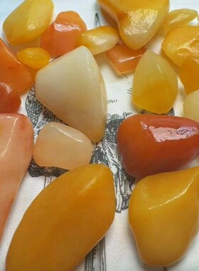 新疆戈壁玉金丝玉原石，纯天然蜜蜡黄色鸡油黄玉石，带皮原石。