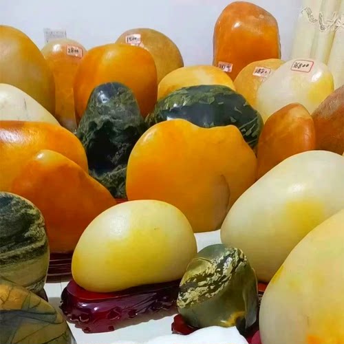 新疆乌尔禾戈壁滩地表金丝玉原石,籽形完整,蜡石玉质细腻纯天然。