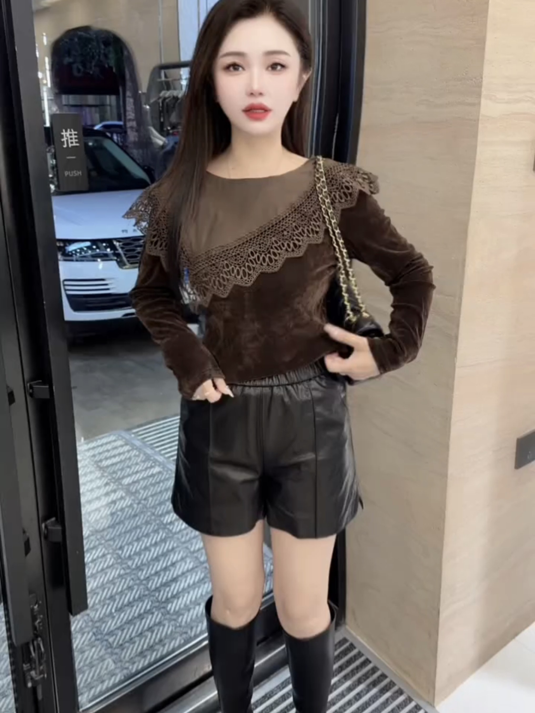 2026秋法式丝绒拼接蕾丝批肩长袖T恤女修身显瘦女人味气质打底衫