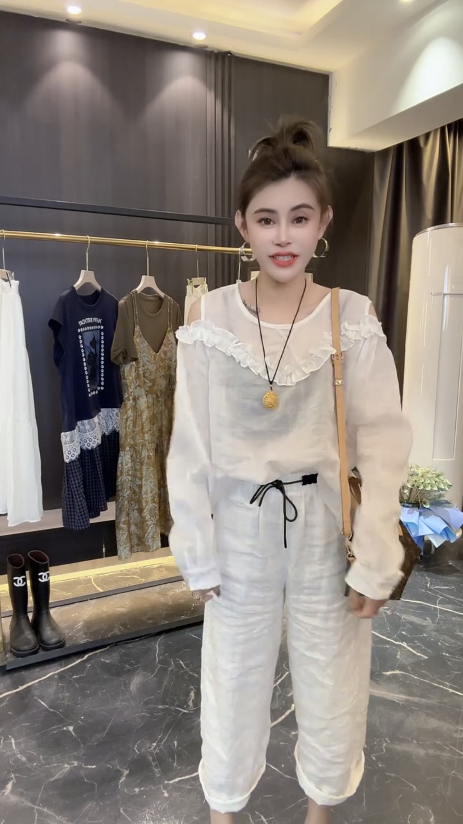 欧货2025夏季新款荷叶边白色长袖t恤女薄款宽松镂空露肩放晒上衣