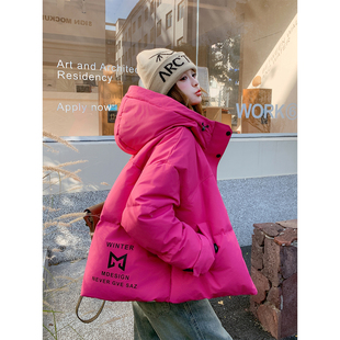 今年流行爆款高级感工装风玫红色连帽短款羽绒服女冬季小个子外套