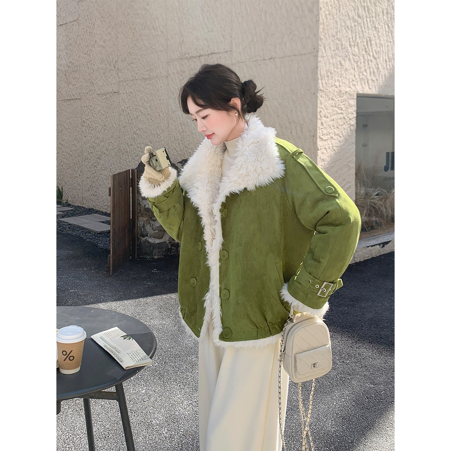 绿色圣诞氛围感减龄麂皮绒皮毛一体女冬新款小个子羊羔毛短款外套