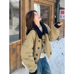 卡其色设计感工装风羽绒服女短款2025冬季新款羊羔毛拼接翻领外套