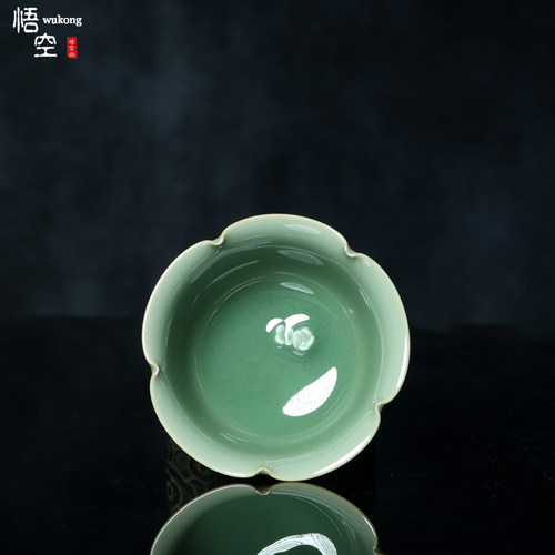 龙泉青瓷梅子青手工花朵主人杯