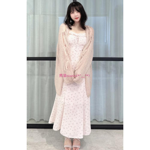 马海毛针织开衫+碎花吊带连衣裙