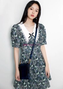 原厂追加D！法式高级感~周也虞书欣秀 M家 V领茶歇收腰碎花连衣裙