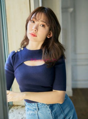 甜美小心机！原厂追加~小嶋阳菜 H家 肩部纽扣镂空剪裁罗纹针织衫