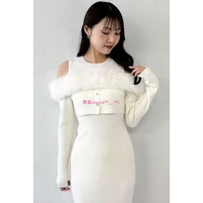 甜美圆领毛毛拼接修身针织连衣裙