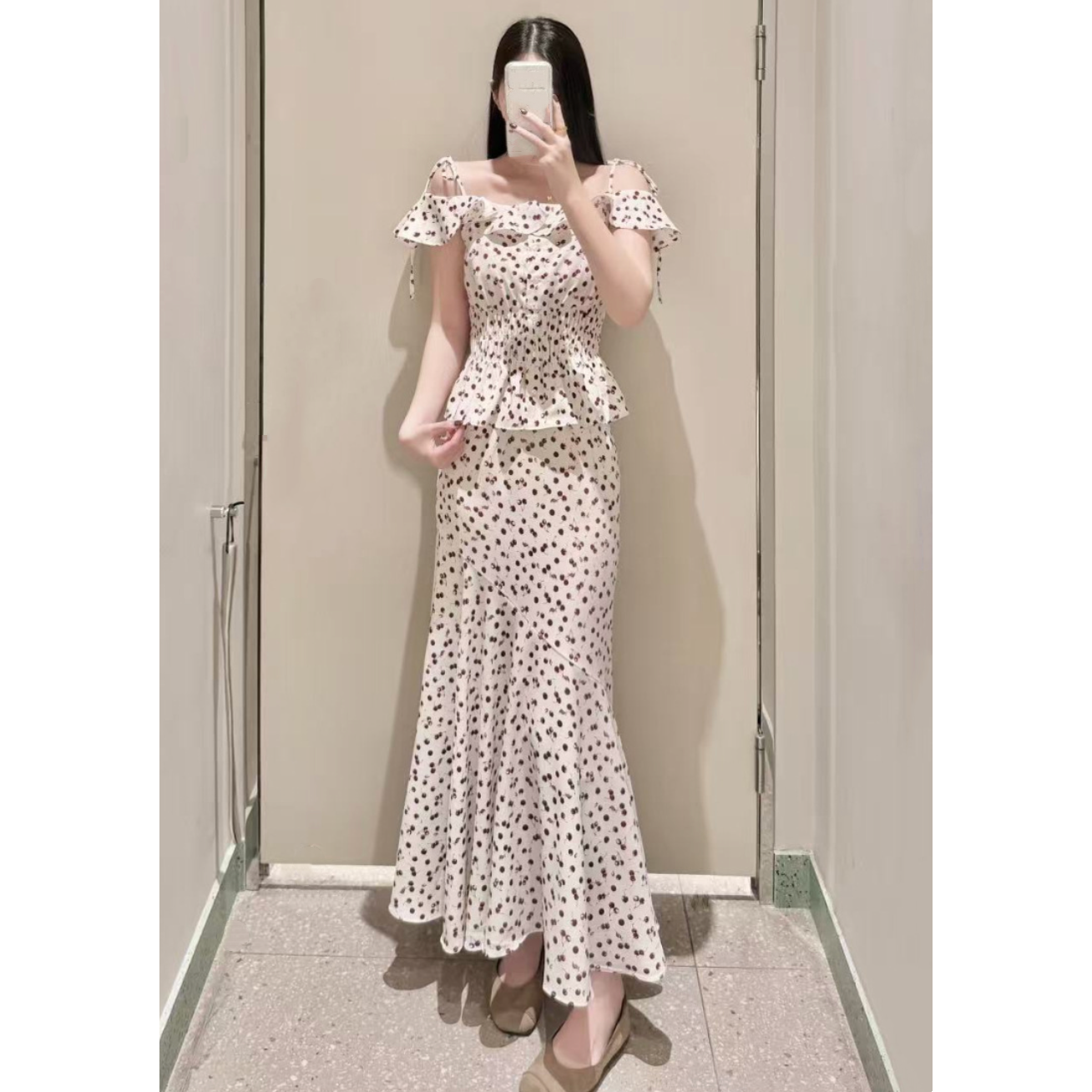 樱桃印花吊带衬衫+高腰鱼尾半裙
