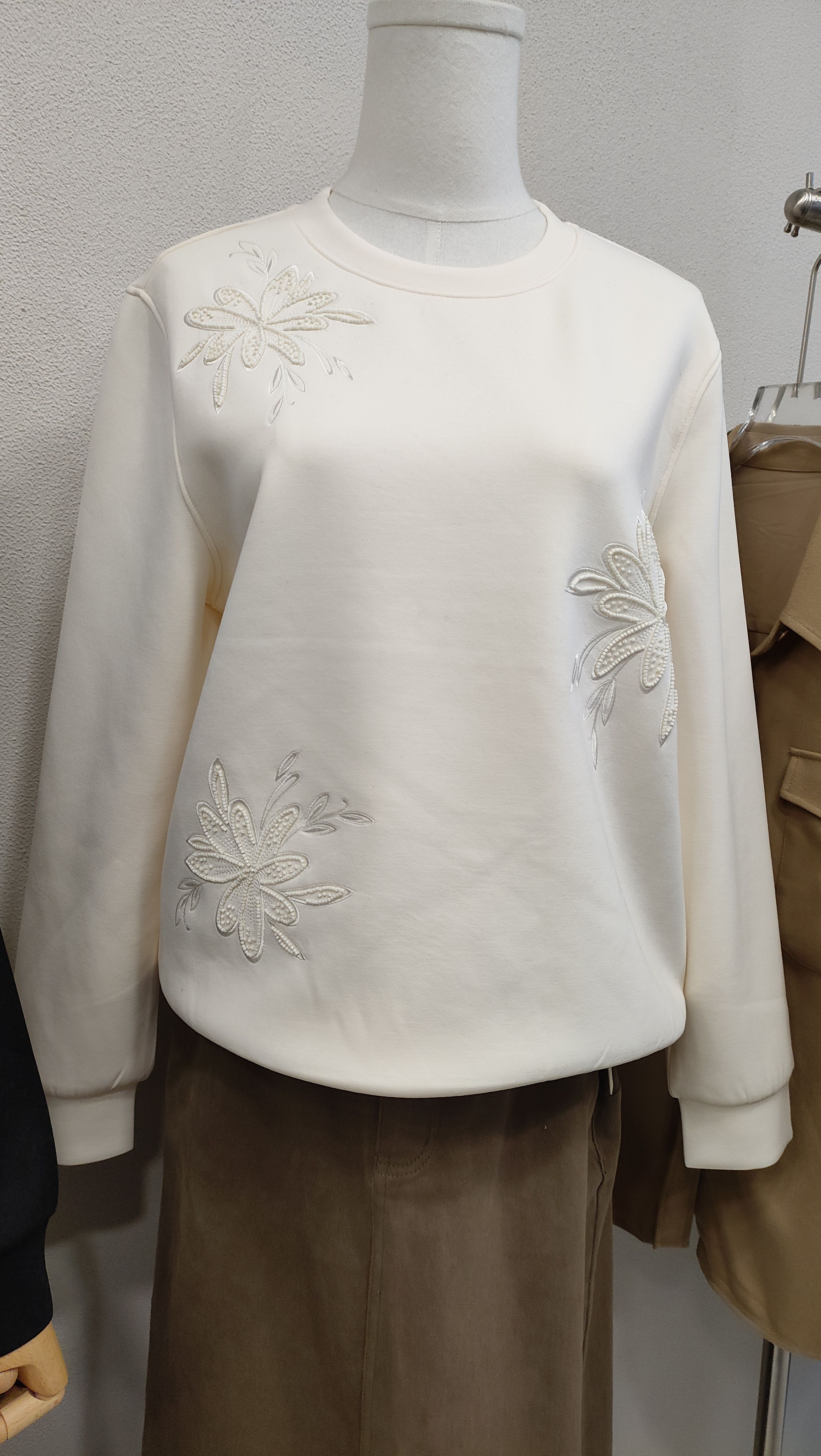 衣之庄园正品断码亏清纯色圆领串珠刺绣空气层宽松休闲套头卫衣女