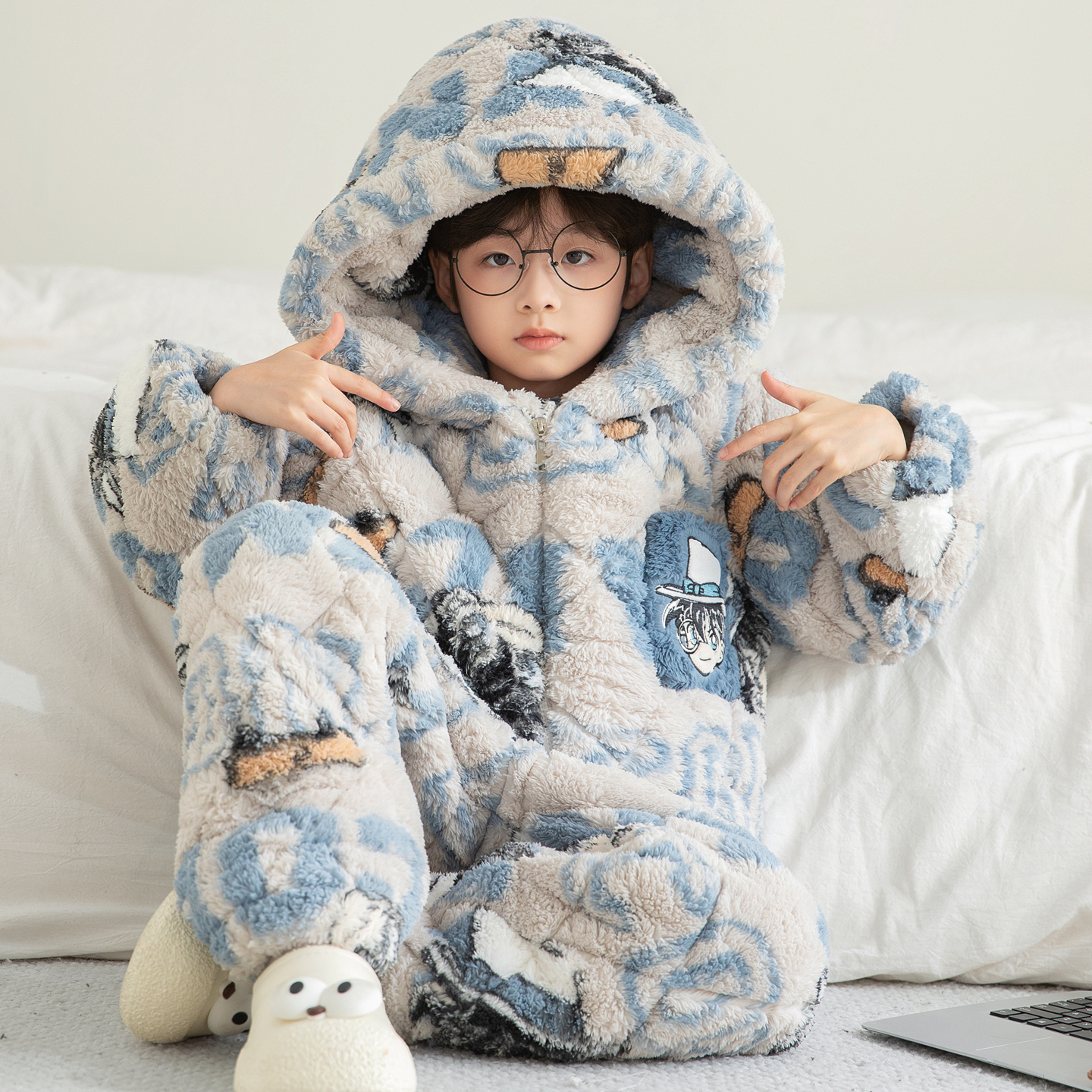 2025新款儿童家居服秋冬季珊瑚绒加厚款柯南连帽三层夹棉男童睡衣