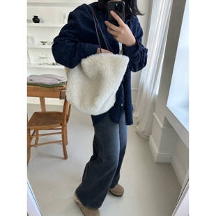 热卖 KIND 25秋冬推荐 新品 单肩斜跨包羊毛 ot韩国直邮㊣女装