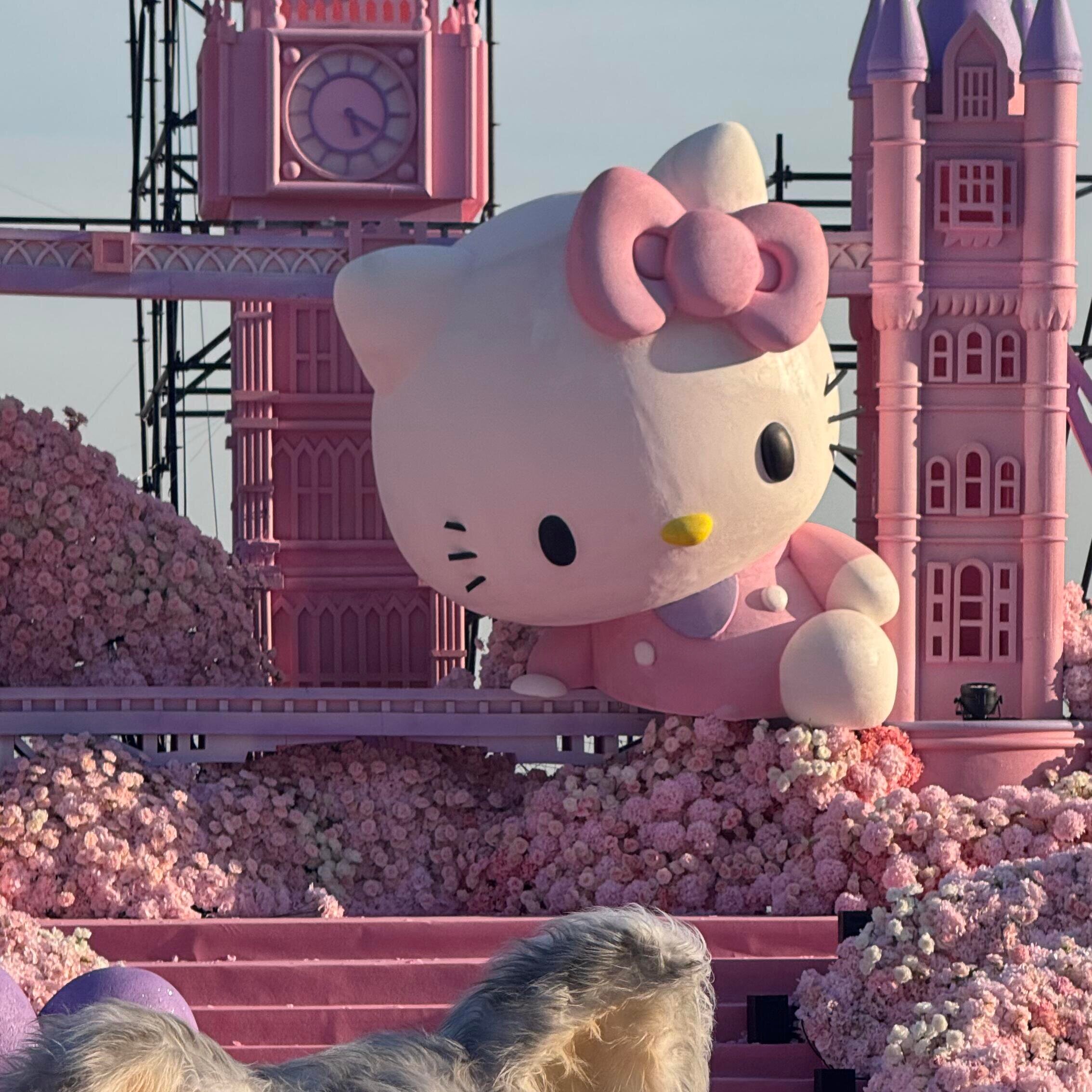 玻璃钢HelloKitty婚礼雕塑定制