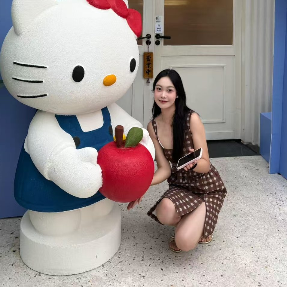 网红打卡玻璃钢HelloKitty雕塑