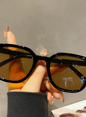 2026年茶色墨镜女士开车ins网红