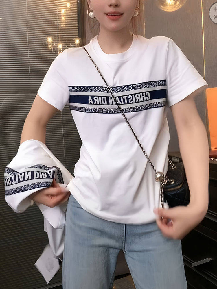 thumbnail for Clothes are on the street, the Internet celebrity is fried on the street, the age reduction is casual, the shoulder is short-sleeved, the T-shirt is small, the woman is small, the white top, the undershirt is trendy