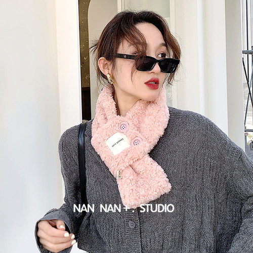 韩国SEFZ SERVICE字母标纽扣装饰仿羊羔毛交叉围巾女冬围脖卷毛领