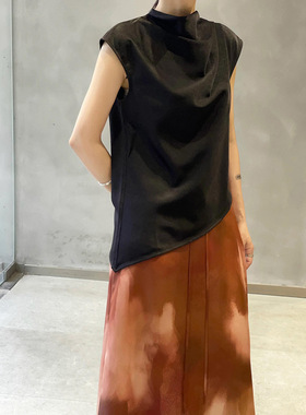 买手店2024夏季新品设计师品牌不规则缎面半高领落肩斜摆无袖背心