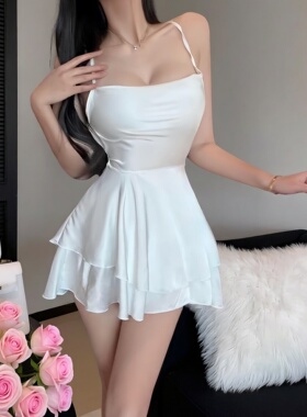 纯欲风白色一字肩吊带睡裙女夏缎面露背高级感家居服睡衣无袖短裙