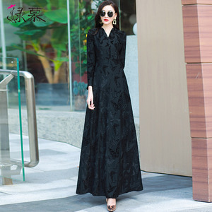 2026年春秋新款黑色收腰连衣裙女高级感植绒提花大摆超长裙到脚踝