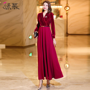酒红色连衣裙女长款轻奢高级感2026春秋丝绒新款修身显瘦过膝长裙