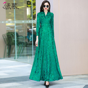高级感绿色植绒提花连衣裙长款2026春春秋新款收腰超长裙到脚踝