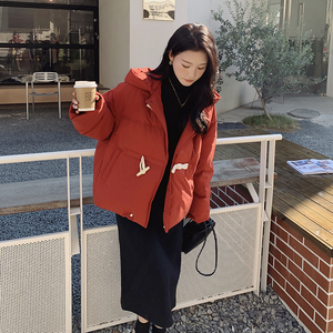 酒红色牛角扣短款羽绒服女2022年冬季新款小个子白鸭绒面包服外套,粉色的外套搭配什么裤子图片