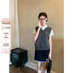 桃可了《小岛图书馆》v领针织背心+深灰百褶裙叠穿毛衣背心两件套