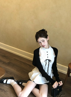 桃可了《日系少女》瓦肩袖翘翘裙摆上衣+黑色开衫+波点半裙三件套