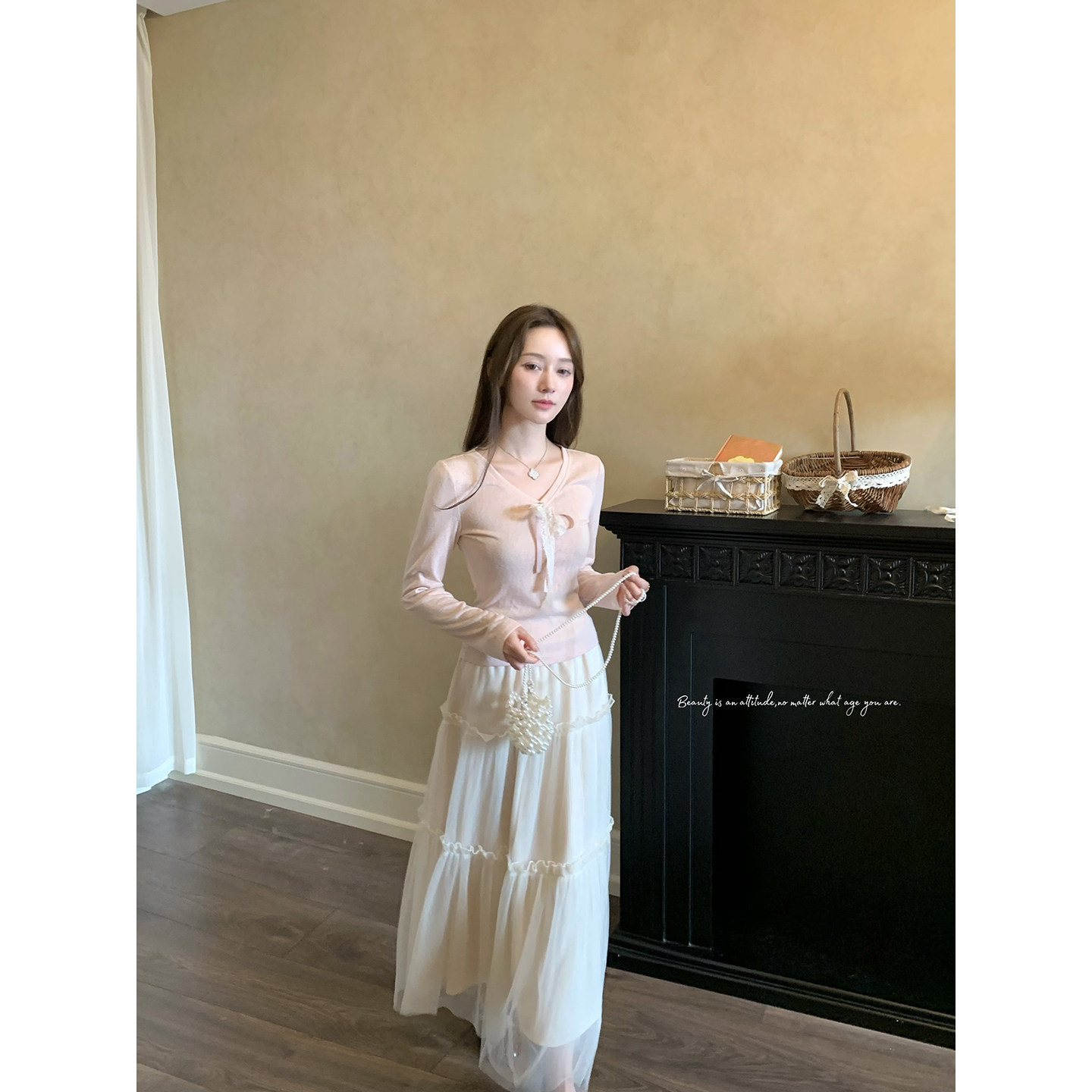 桃可了《雪萤》亚麻针织v领长袖法式温柔蕾丝拼接修身内搭上衣秋图片