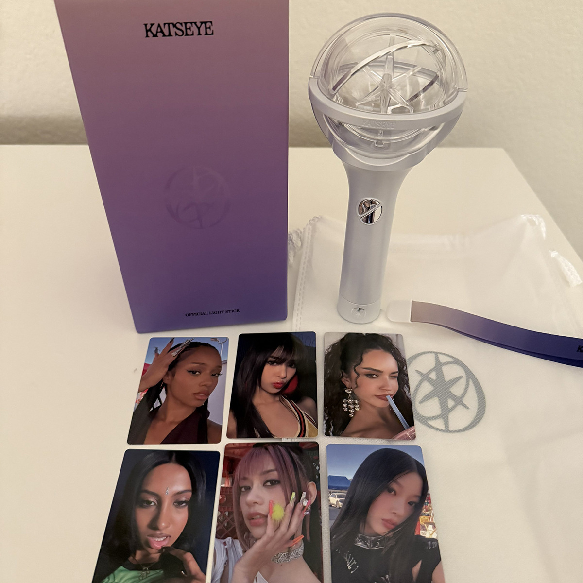 KATSEYE组合应援灯周边小卡礼物