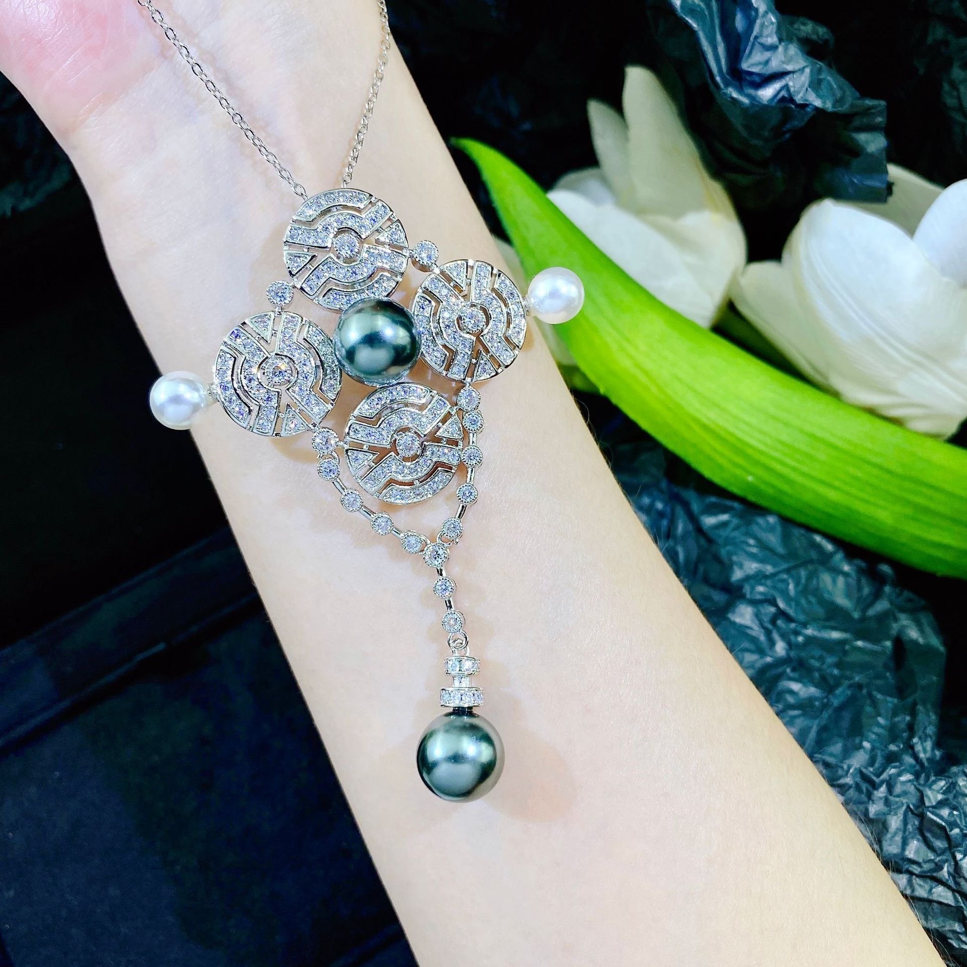 新款欧美轻奢仿大溪地黑珍珠吊坠微镶满钻时尚精致款个性胸针圆珠