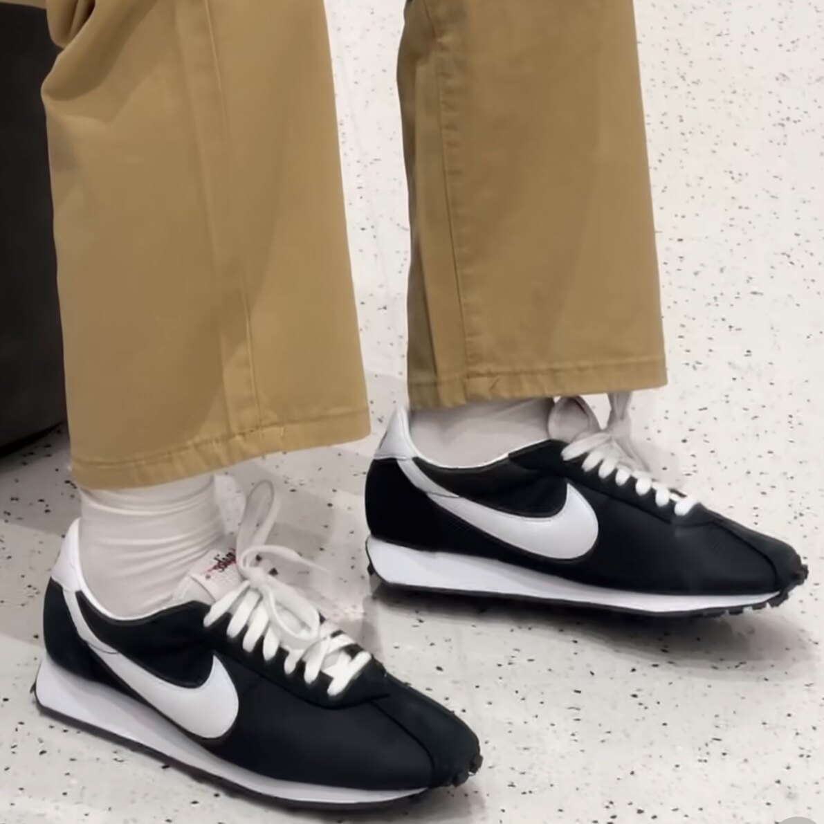 Nike LD-1000 时尚舒适 低帮跑步鞋 男款 黑白HJ4687-002