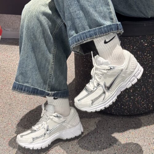 Nike Zoom Vomero 5舒适百搭 低帮 跑步鞋 女款 白银色HF7723-100
