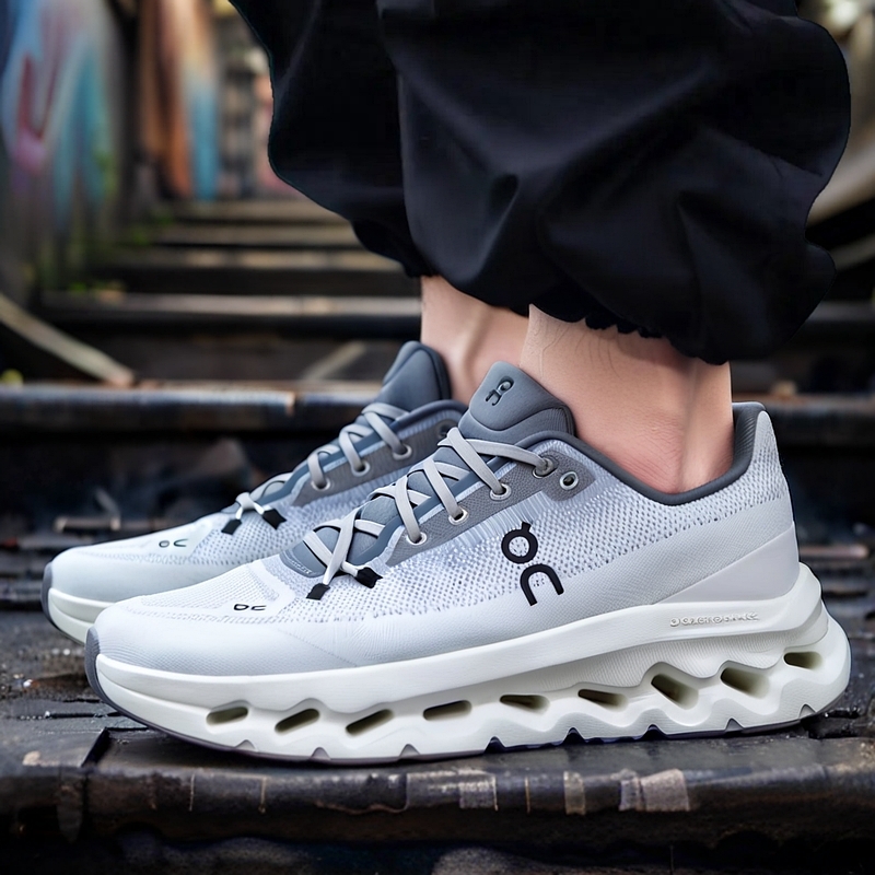 On昂跑男女低帮白灰黑渐变跑步鞋
