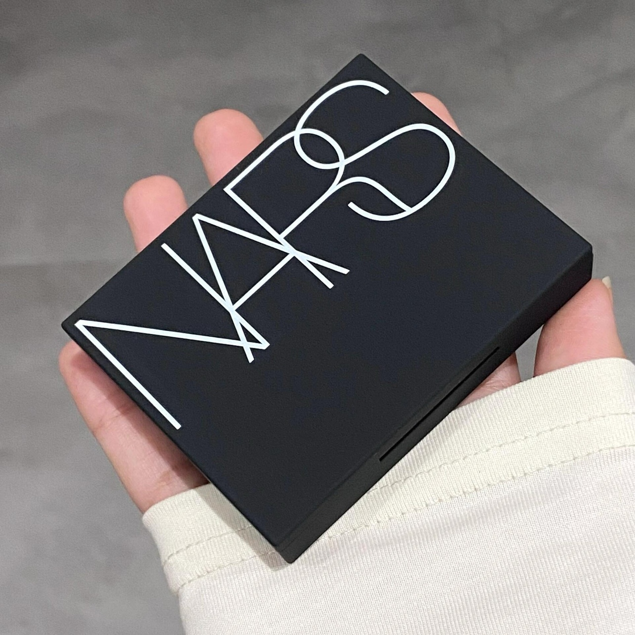 鎏金大白饼特价~Nars娜斯透明定妆蜜粉饼新版10g控油大白饼