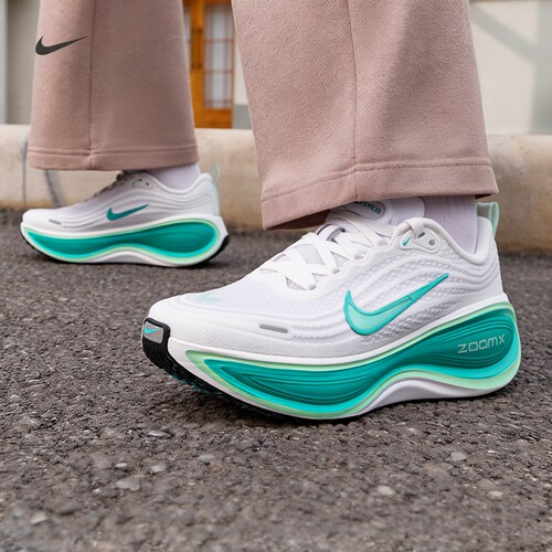 茵特|NIKE耐克女款鞋超级迈柔VOMERO PLUS公路运动鞋透气跑步鞋