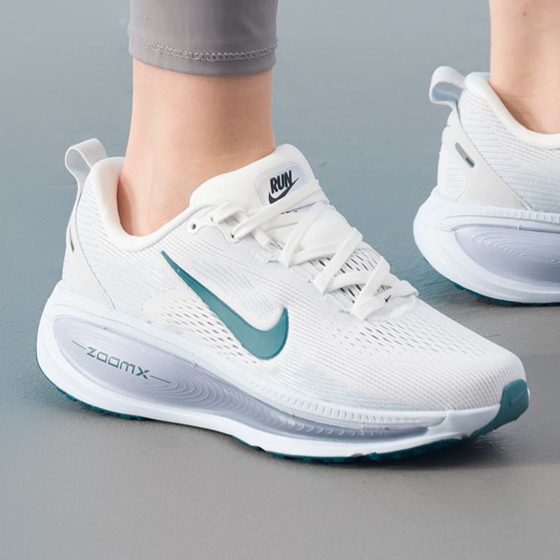 NIKE耐克女鞋2025冬季新款运动鞋VOMERO 18缓震透气跑步鞋HM6804