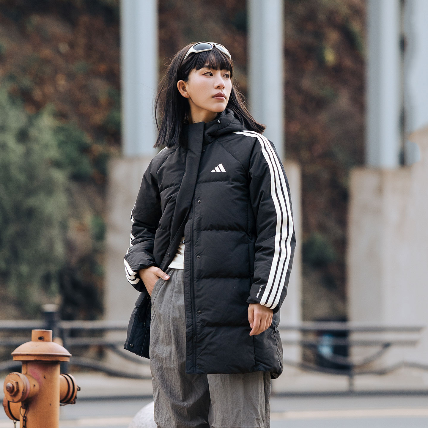 阿迪达斯女款连帽羽绒服冬季新款